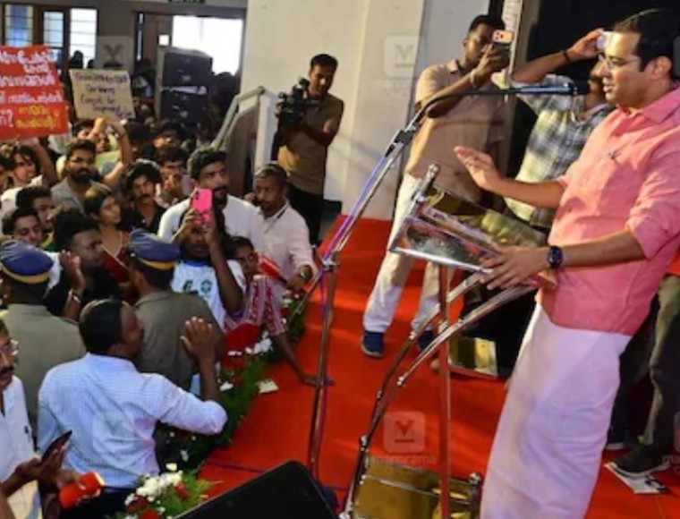 മഹാരാജാസ് കോളേജിൽ sfi സമരം വിദ്യഭ്യസ മന്ത്രി റോജി ജോൺ ചടങ്ങുകൾ പൂർത്തിയാകാതെ മടങ്ങി