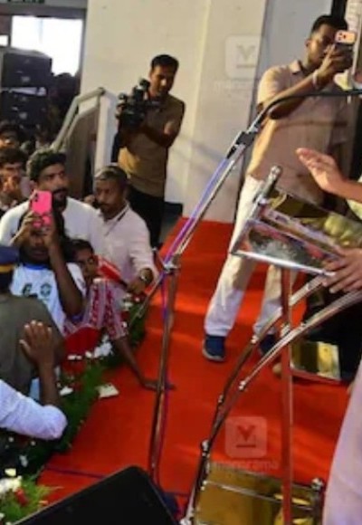 മഹാരാജാസ് കോളേജിൽ sfi സമരം വിദ്യഭ്യസ മന്ത്രി റോജി ജോൺ ചടങ്ങുകൾ പൂർത്തിയാകാതെ മടങ്ങി